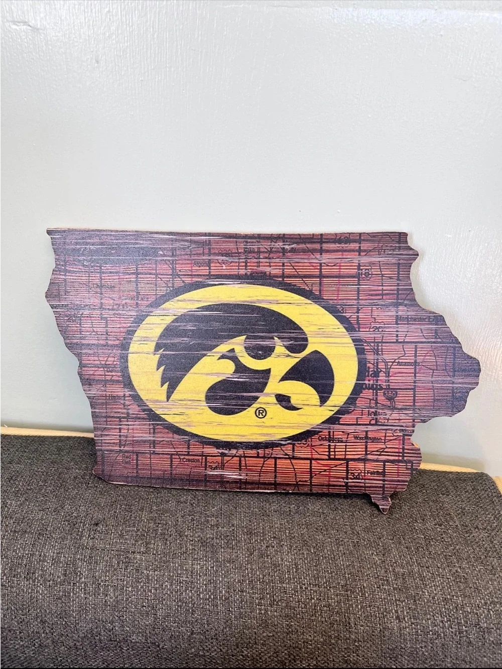 Iowa Hawkeyes Distressed State Map Sign NCAA College Sports Fan Wooden New